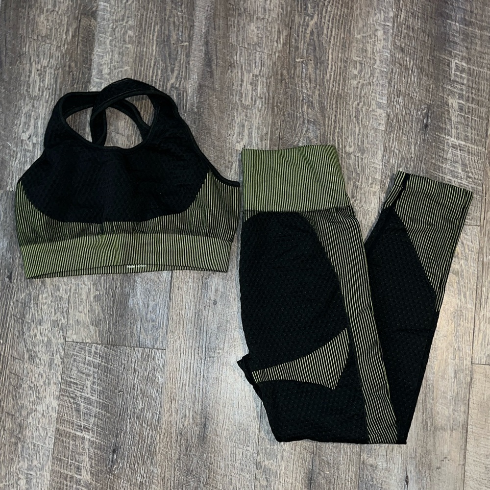 Black and Green Activewear Set - Size Large